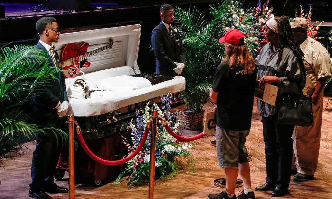 Familia y fans dan último adiós al legendario Chuck Berry