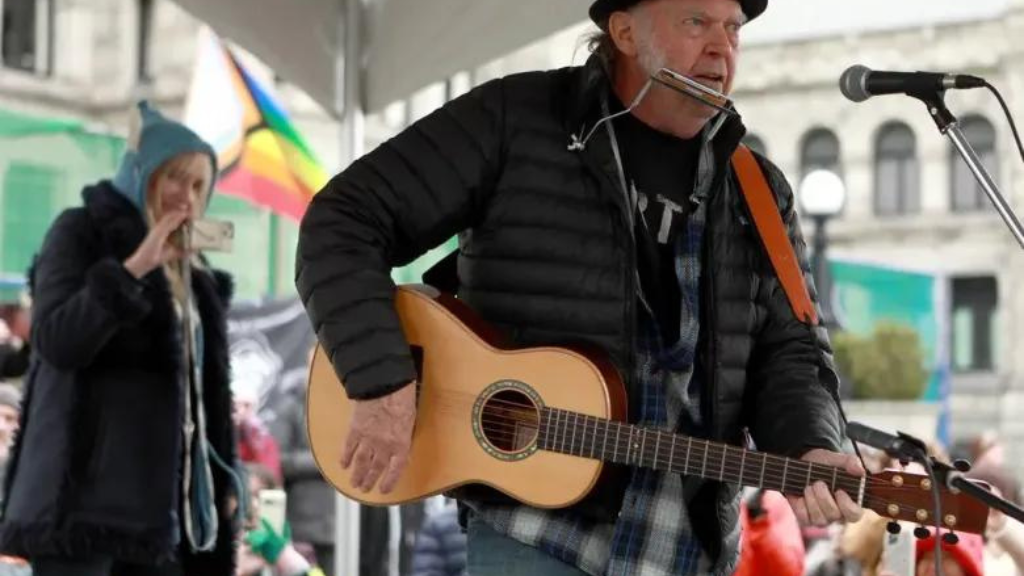 Neil Young regreso a los escenarios por primera vez en 4 años
