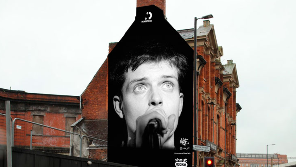 Restauran el mural de Ian Curtis en Manchester